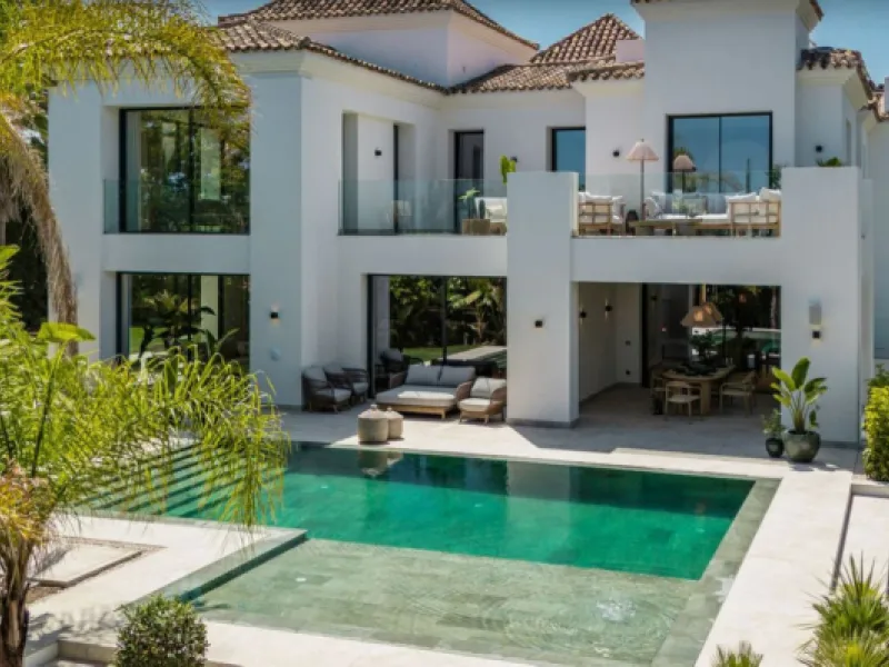 Nestled in the prestigious enclave of El Herrojo, within La Quinta, this remarkable six-bedroom villa embodies a seamless blend of traditional Andalusian charm and refined contemporary design. Recently refurbished to impeccable standards using premium mat