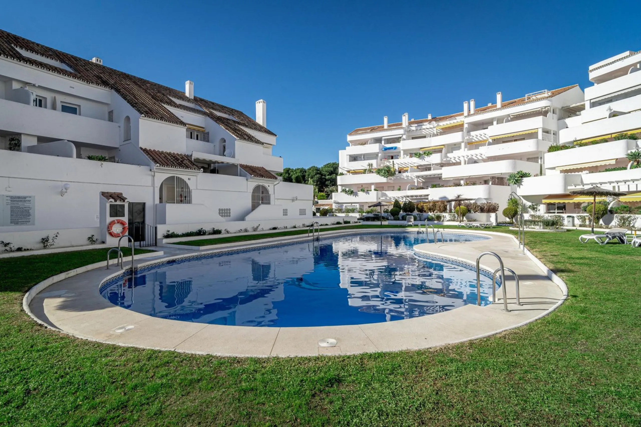A superb west facing renovated duplex penthouse for sale in the popular El Dorado urbanisation in Nueva Andalucia, close to Puerto Banus
