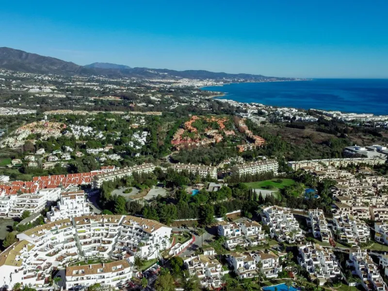 A superb west facing renovated duplex penthouse for sale in the popular El Dorado urbanisation in Nueva Andalucia, close to Puerto Banus