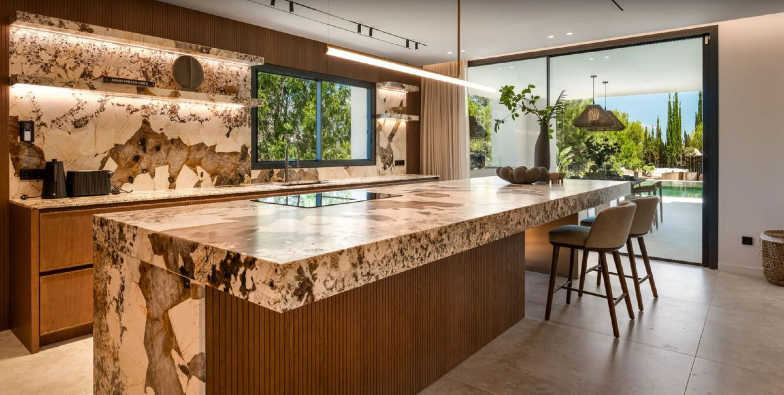 Nestled in the prestigious enclave of El Herrojo, within La Quinta, this remarkable six-bedroom villa embodies a seamless blend of traditional Andalusian charm and refined contemporary design. Recently refurbished to impeccable standards using premium mat