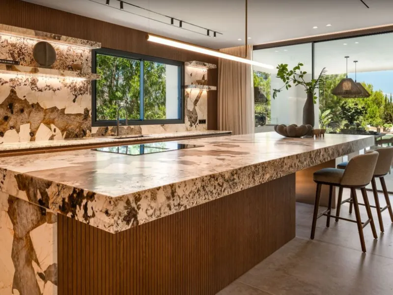 Nestled in the prestigious enclave of El Herrojo, within La Quinta, this remarkable six-bedroom villa embodies a seamless blend of traditional Andalusian charm and refined contemporary design. Recently refurbished to impeccable standards using premium mat