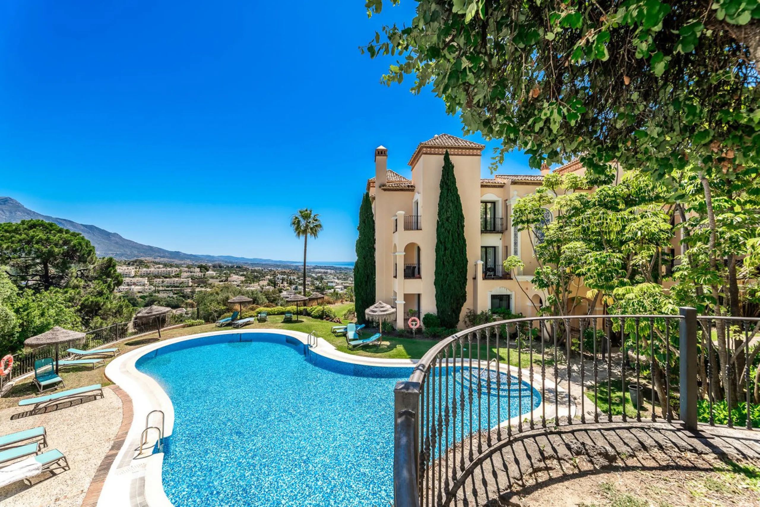 Luxury and spacious 3 bedrooms, 3 bathrooms apartment with nice sea views, situated in a private gated urbanization: Buenavista de La Quinta. This apartment is located in a small complex of 6 apartments in a rather unique and distinctive architectural sty