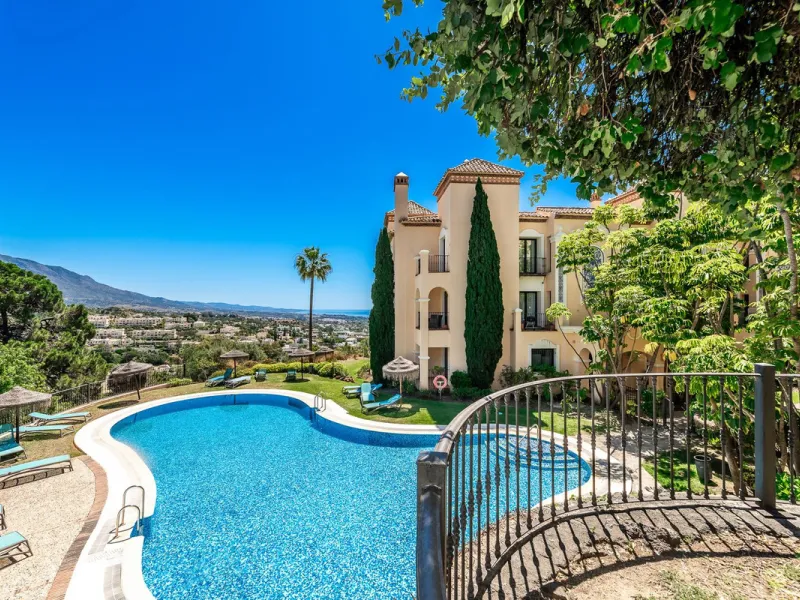 Luxury and spacious 3 bedrooms, 3 bathrooms apartment with nice sea views, situated in a private gated urbanization: Buenavista de La Quinta. This apartment is located in a small complex of 6 apartments in a rather unique and distinctive architectural sty