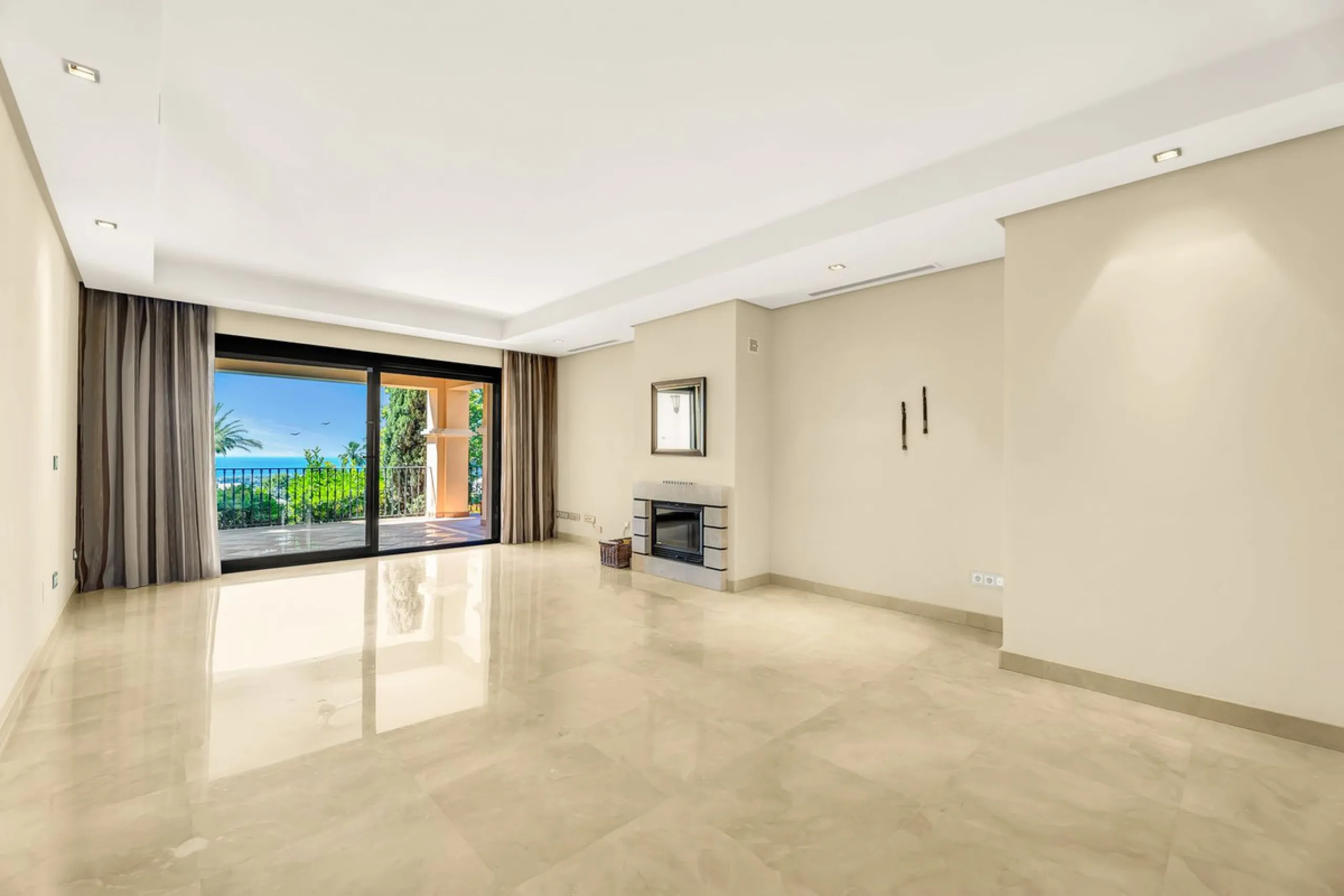 Luxury and spacious 3 bedrooms, 3 bathrooms apartment with nice sea views, situated in a private gated urbanization: Buenavista de La Quinta. This apartment is located in a small complex of 6 apartments in a rather unique and distinctive architectural sty