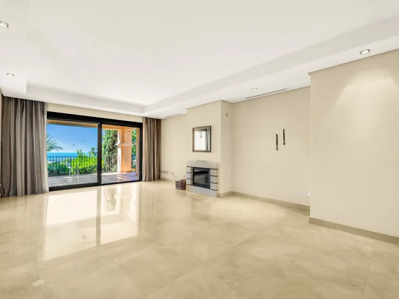 Luxury and spacious 3 bedrooms, 3 bathrooms apartment with nice sea views, situated in a private gated urbanization: Buenavista de La Quinta. This apartment is located in a small complex of 6 apartments in a rather unique and distinctive architectural sty