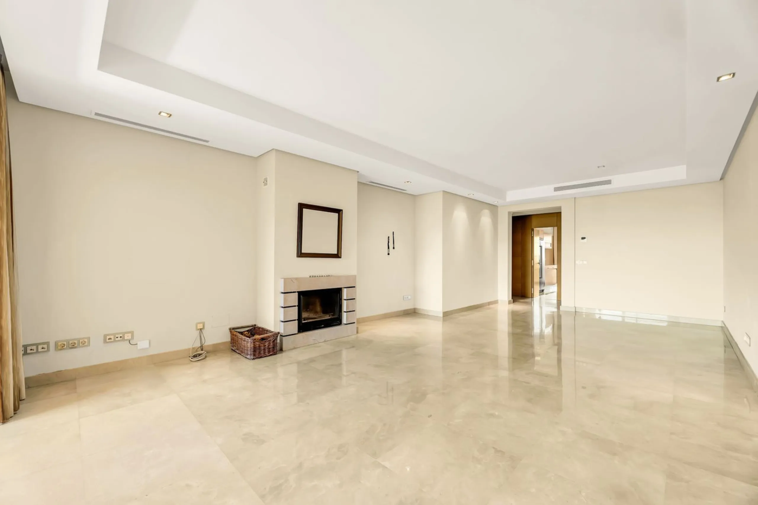 Luxury and spacious 3 bedrooms, 3 bathrooms apartment with nice sea views, situated in a private gated urbanization: Buenavista de La Quinta. This apartment is located in a small complex of 6 apartments in a rather unique and distinctive architectural sty