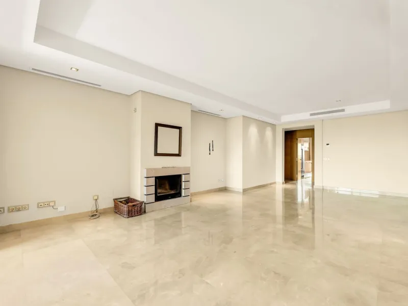 Luxury and spacious 3 bedrooms, 3 bathrooms apartment with nice sea views, situated in a private gated urbanization: Buenavista de La Quinta. This apartment is located in a small complex of 6 apartments in a rather unique and distinctive architectural sty