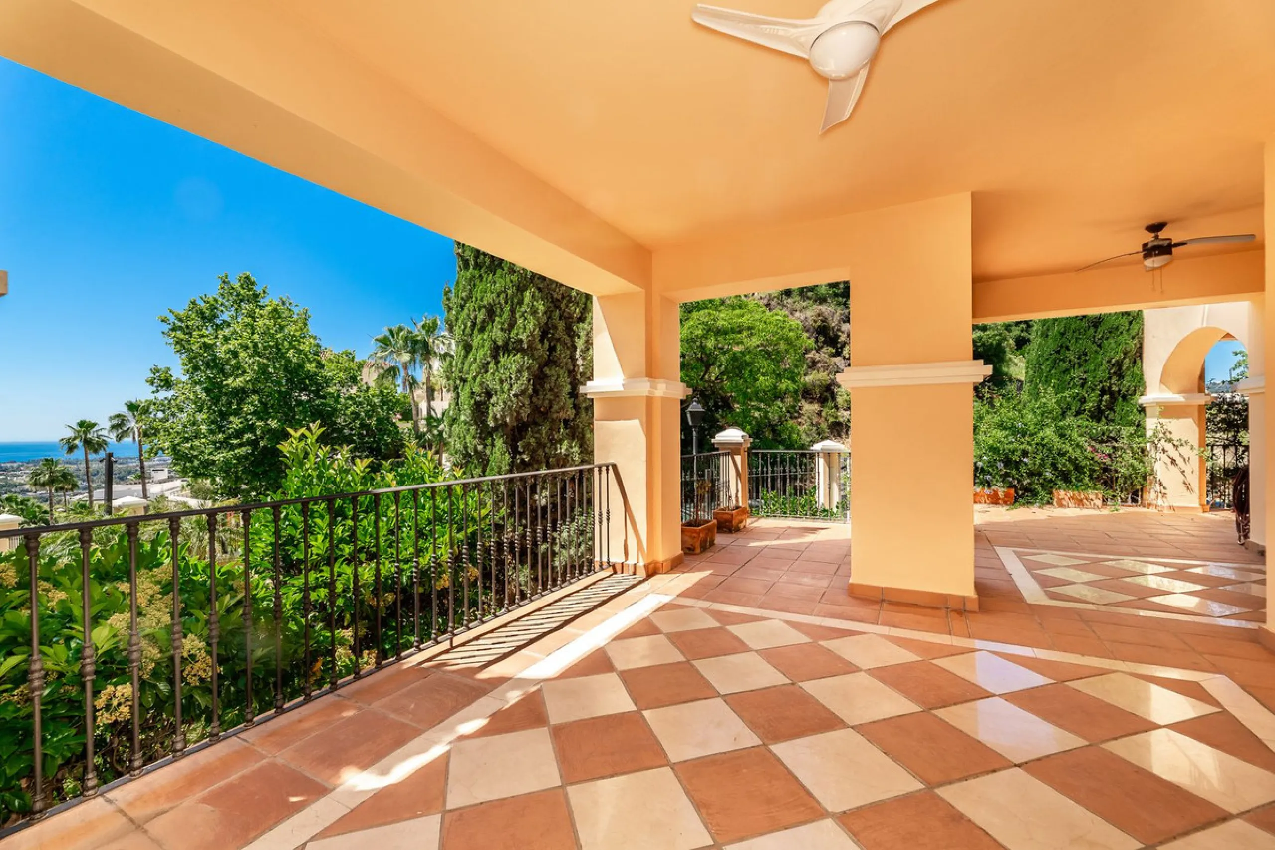 Luxury and spacious 3 bedrooms, 3 bathrooms apartment with nice sea views, situated in a private gated urbanization: Buenavista de La Quinta. This apartment is located in a small complex of 6 apartments in a rather unique and distinctive architectural sty