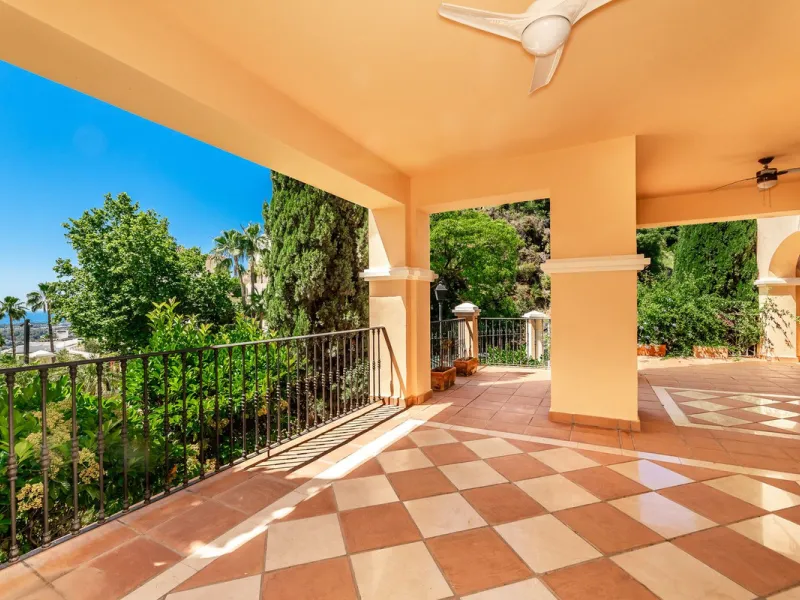 Luxury and spacious 3 bedrooms, 3 bathrooms apartment with nice sea views, situated in a private gated urbanization: Buenavista de La Quinta. This apartment is located in a small complex of 6 apartments in a rather unique and distinctive architectural sty