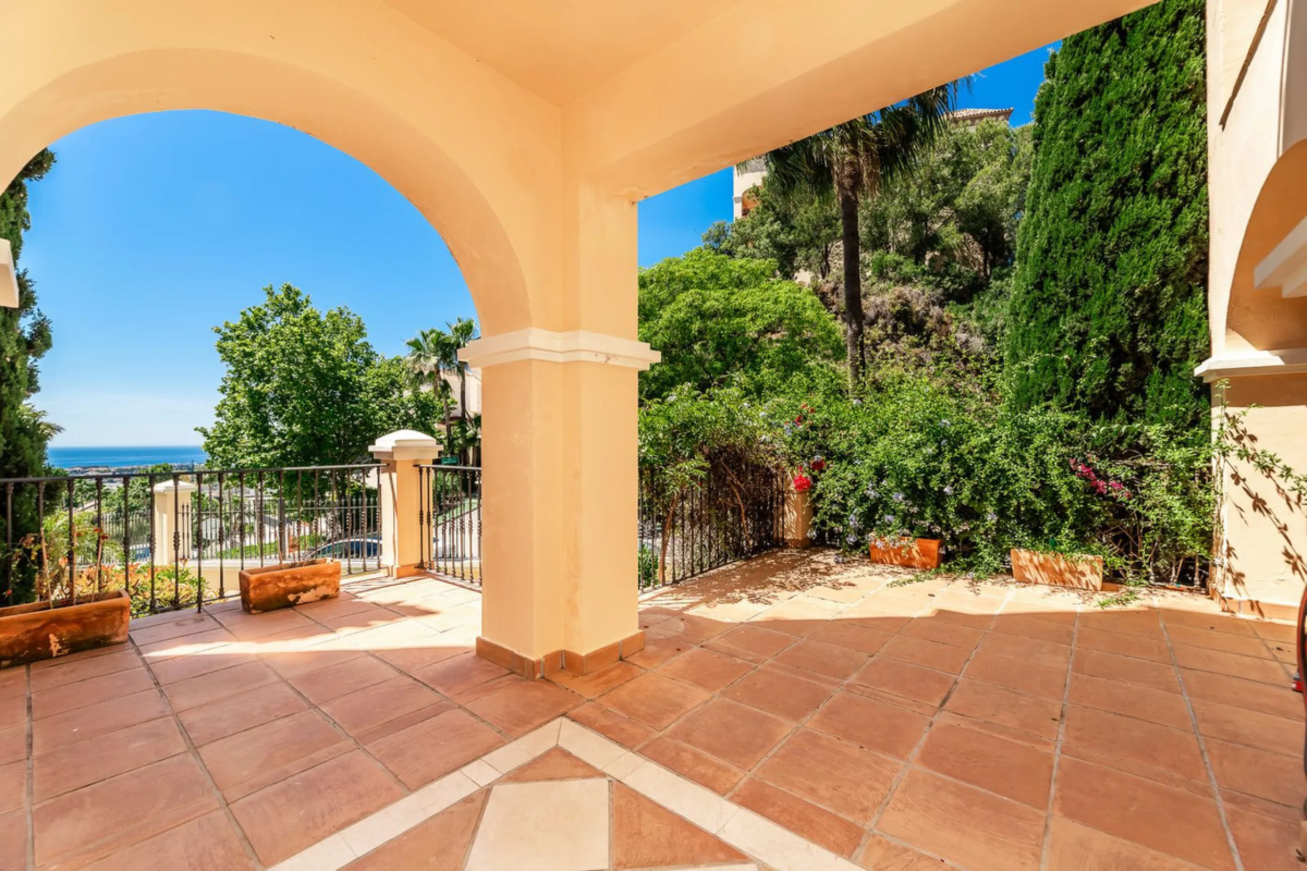 Luxury and spacious 3 bedrooms, 3 bathrooms apartment with nice sea views, situated in a private gated urbanization: Buenavista de La Quinta. This apartment is located in a small complex of 6 apartments in a rather unique and distinctive architectural sty