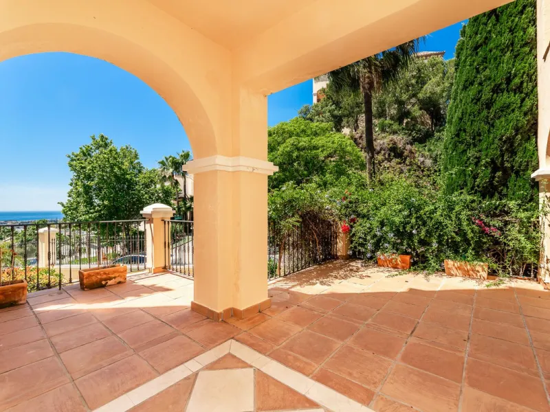 Luxury and spacious 3 bedrooms, 3 bathrooms apartment with nice sea views, situated in a private gated urbanization: Buenavista de La Quinta. This apartment is located in a small complex of 6 apartments in a rather unique and distinctive architectural sty