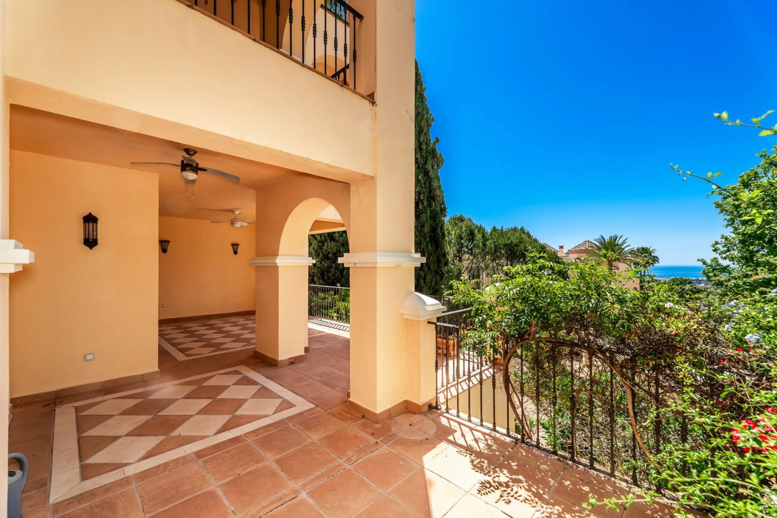 Luxury and spacious 3 bedrooms, 3 bathrooms apartment with nice sea views, situated in a private gated urbanization: Buenavista de La Quinta. This apartment is located in a small complex of 6 apartments in a rather unique and distinctive architectural sty