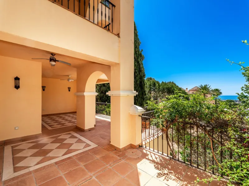 Luxury and spacious 3 bedrooms, 3 bathrooms apartment with nice sea views, situated in a private gated urbanization: Buenavista de La Quinta. This apartment is located in a small complex of 6 apartments in a rather unique and distinctive architectural sty
