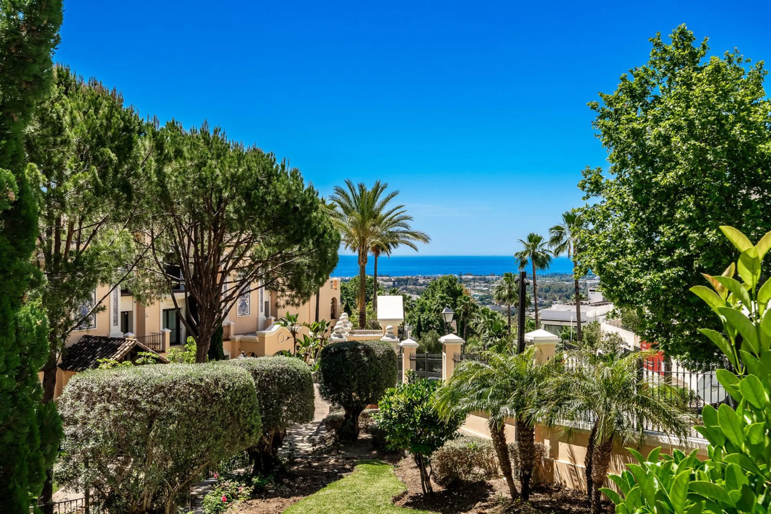 Luxury and spacious 3 bedrooms, 3 bathrooms apartment with nice sea views, situated in a private gated urbanization: Buenavista de La Quinta. This apartment is located in a small complex of 6 apartments in a rather unique and distinctive architectural sty