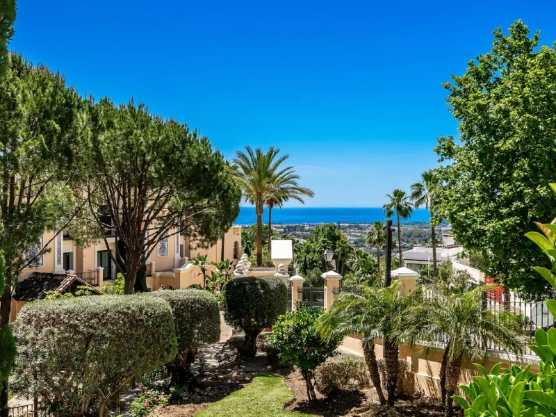 Luxury and spacious 3 bedrooms, 3 bathrooms apartment with nice sea views, situated in a private gated urbanization: Buenavista de La Quinta. This apartment is located in a small complex of 6 apartments in a rather unique and distinctive architectural sty