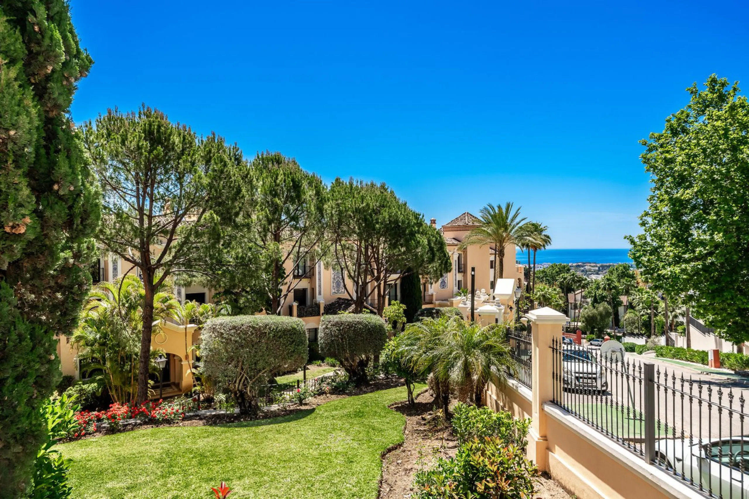 Luxury and spacious 3 bedrooms, 3 bathrooms apartment with nice sea views, situated in a private gated urbanization: Buenavista de La Quinta. This apartment is located in a small complex of 6 apartments in a rather unique and distinctive architectural sty