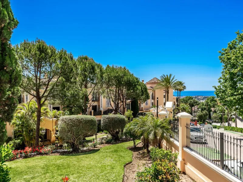 Luxury and spacious 3 bedrooms, 3 bathrooms apartment with nice sea views, situated in a private gated urbanization: Buenavista de La Quinta. This apartment is located in a small complex of 6 apartments in a rather unique and distinctive architectural sty