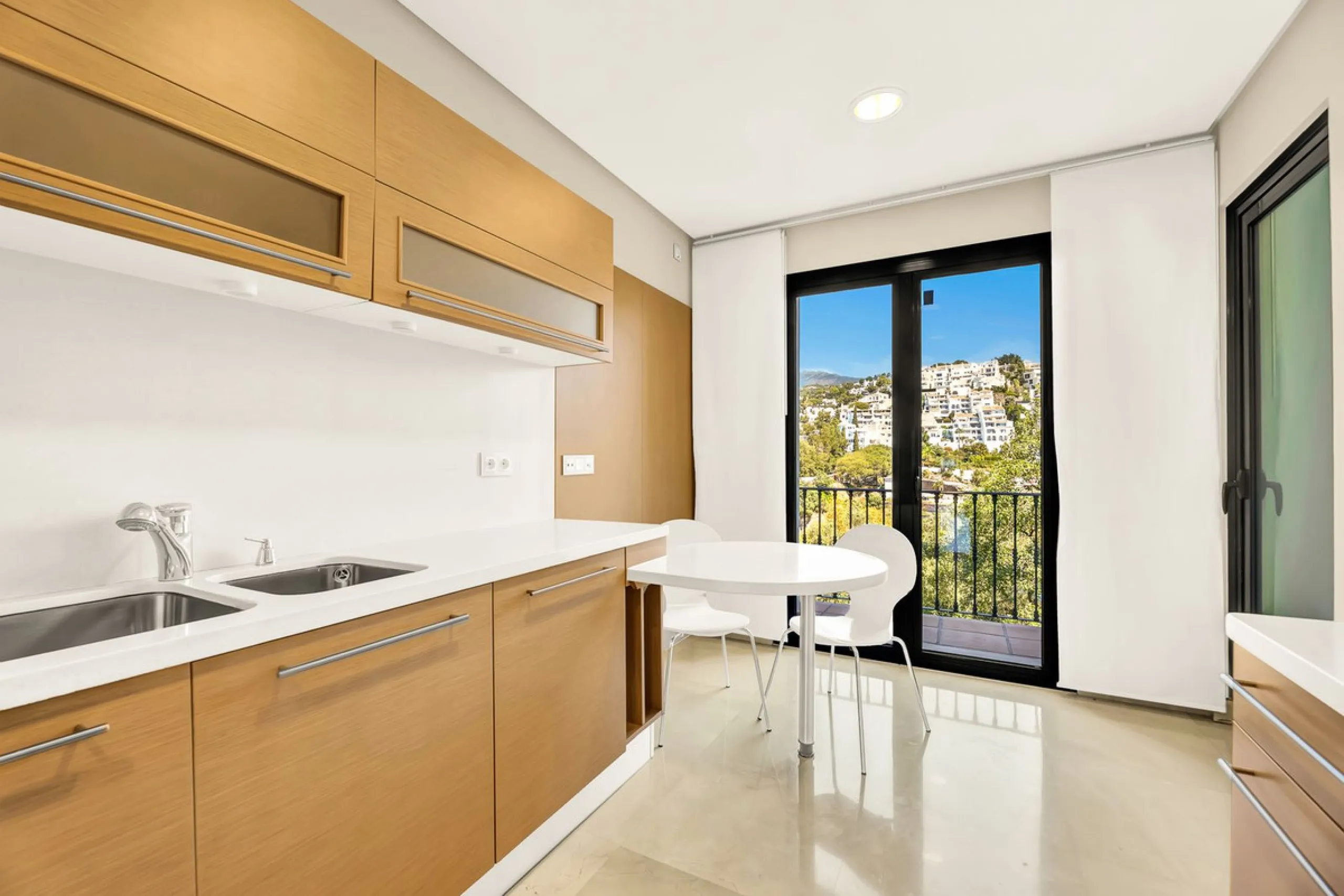 Luxury and spacious 3 bedrooms, 3 bathrooms apartment with nice sea views, situated in a private gated urbanization: Buenavista de La Quinta. This apartment is located in a small complex of 6 apartments in a rather unique and distinctive architectural sty