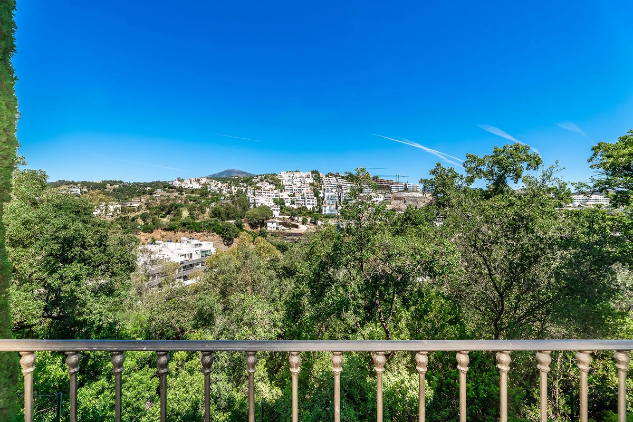 Luxury and spacious 3 bedrooms, 3 bathrooms apartment with nice sea views, situated in a private gated urbanization: Buenavista de La Quinta. This apartment is located in a small complex of 6 apartments in a rather unique and distinctive architectural sty