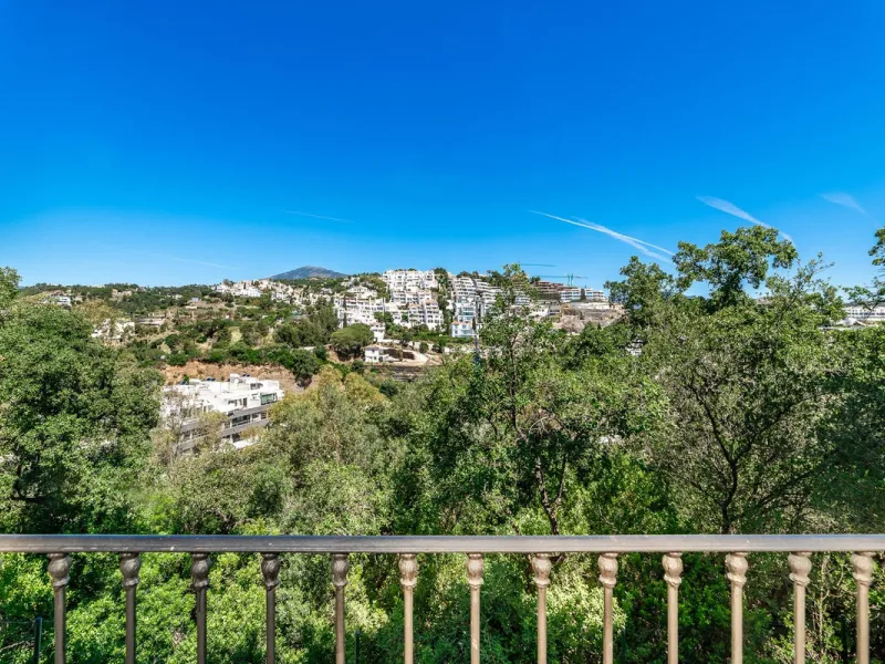 Luxury and spacious 3 bedrooms, 3 bathrooms apartment with nice sea views, situated in a private gated urbanization: Buenavista de La Quinta. This apartment is located in a small complex of 6 apartments in a rather unique and distinctive architectural sty