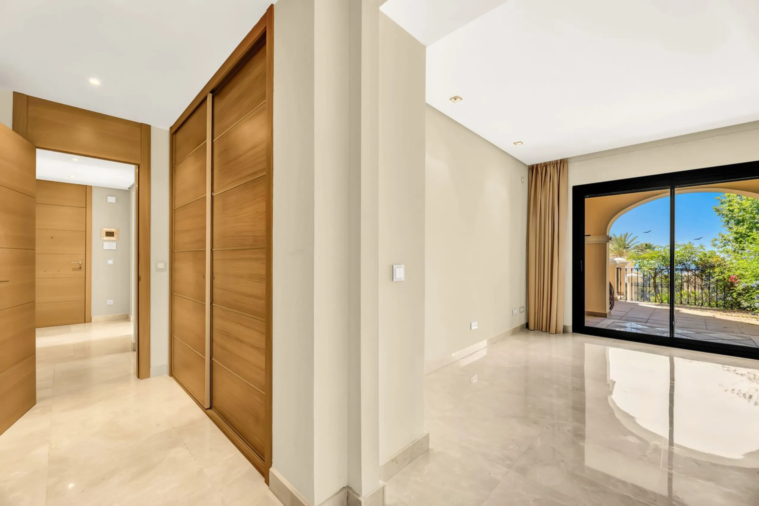 Luxury and spacious 3 bedrooms, 3 bathrooms apartment with nice sea views, situated in a private gated urbanization: Buenavista de La Quinta. This apartment is located in a small complex of 6 apartments in a rather unique and distinctive architectural sty