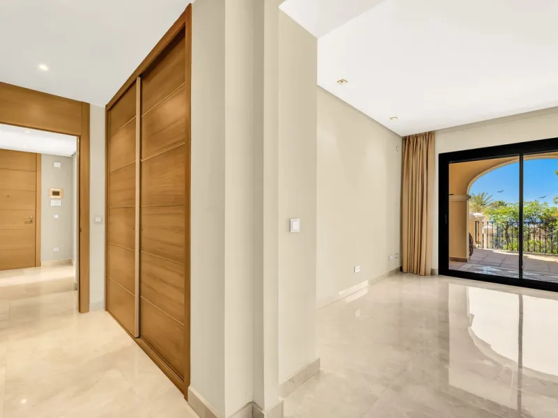 Luxury and spacious 3 bedrooms, 3 bathrooms apartment with nice sea views, situated in a private gated urbanization: Buenavista de La Quinta. This apartment is located in a small complex of 6 apartments in a rather unique and distinctive architectural sty