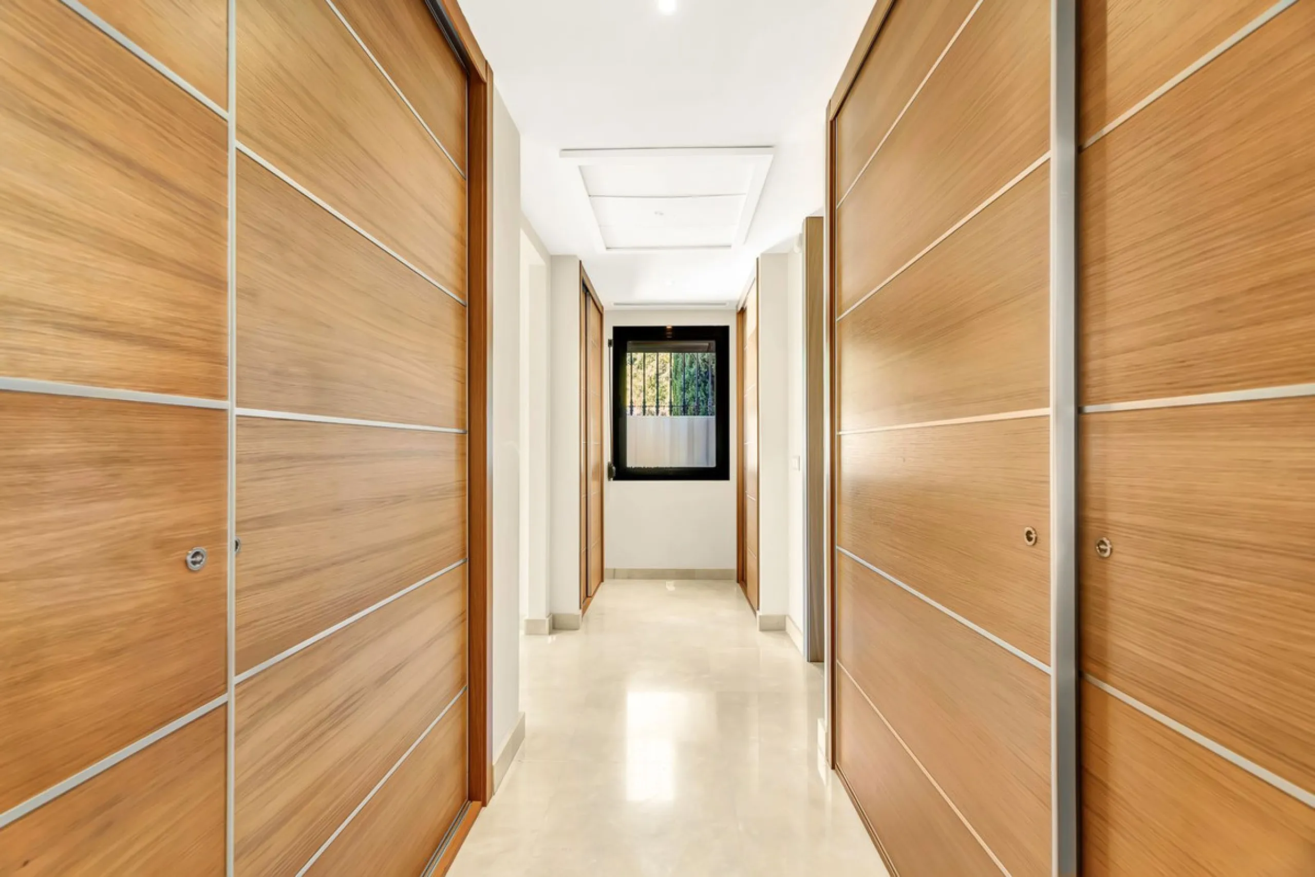 Luxury and spacious 3 bedrooms, 3 bathrooms apartment with nice sea views, situated in a private gated urbanization: Buenavista de La Quinta. This apartment is located in a small complex of 6 apartments in a rather unique and distinctive architectural sty