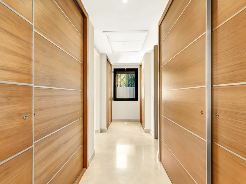 Luxury and spacious 3 bedrooms, 3 bathrooms apartment with nice sea views, situated in a private gated urbanization: Buenavista de La Quinta. This apartment is located in a small complex of 6 apartments in a rather unique and distinctive architectural sty