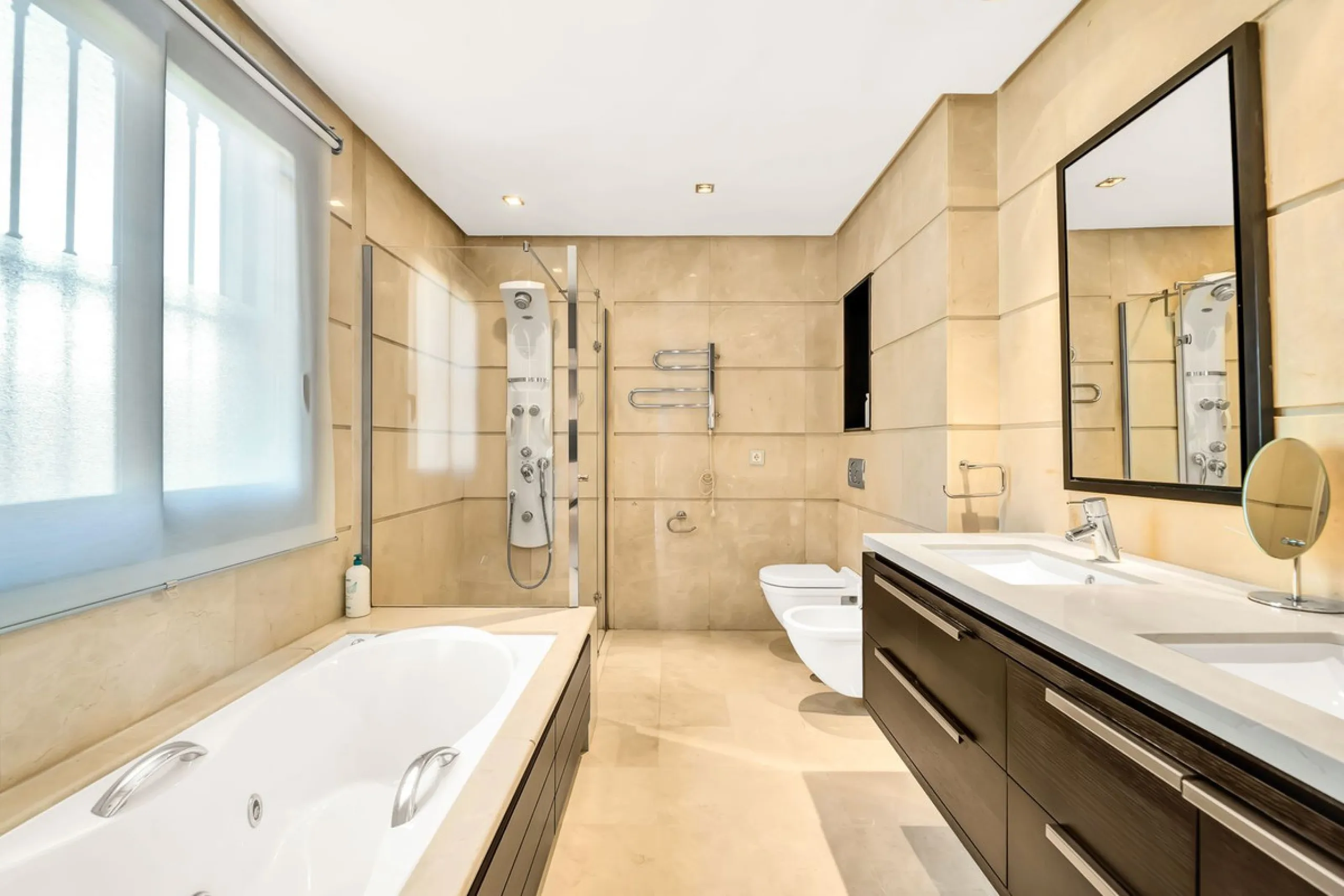 Luxury and spacious 3 bedrooms, 3 bathrooms apartment with nice sea views, situated in a private gated urbanization: Buenavista de La Quinta. This apartment is located in a small complex of 6 apartments in a rather unique and distinctive architectural sty