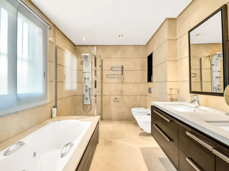 Luxury and spacious 3 bedrooms, 3 bathrooms apartment with nice sea views, situated in a private gated urbanization: Buenavista de La Quinta. This apartment is located in a small complex of 6 apartments in a rather unique and distinctive architectural sty