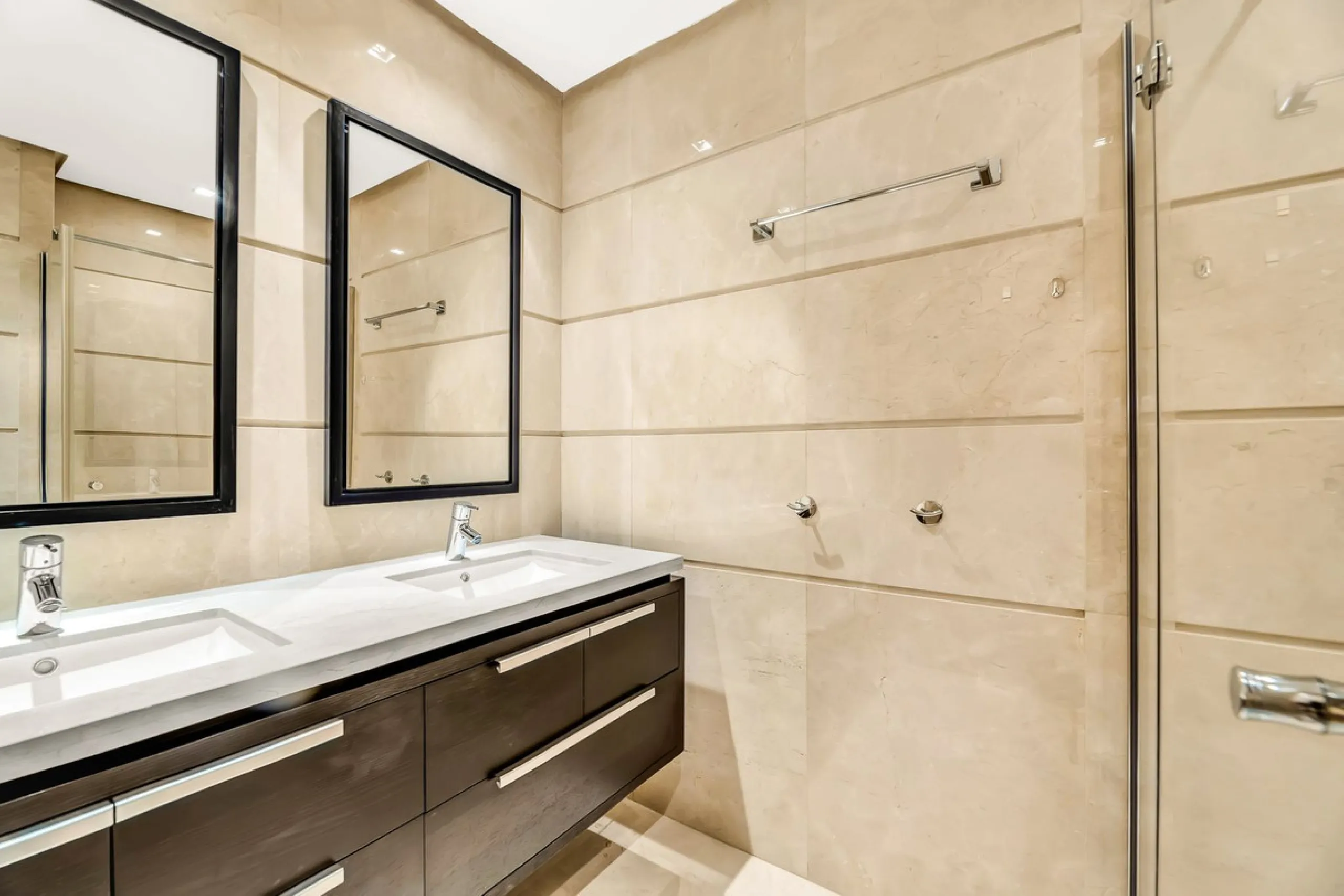 Luxury and spacious 3 bedrooms, 3 bathrooms apartment with nice sea views, situated in a private gated urbanization: Buenavista de La Quinta. This apartment is located in a small complex of 6 apartments in a rather unique and distinctive architectural sty