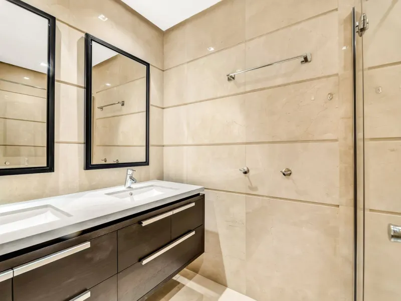 Luxury and spacious 3 bedrooms, 3 bathrooms apartment with nice sea views, situated in a private gated urbanization: Buenavista de La Quinta. This apartment is located in a small complex of 6 apartments in a rather unique and distinctive architectural sty