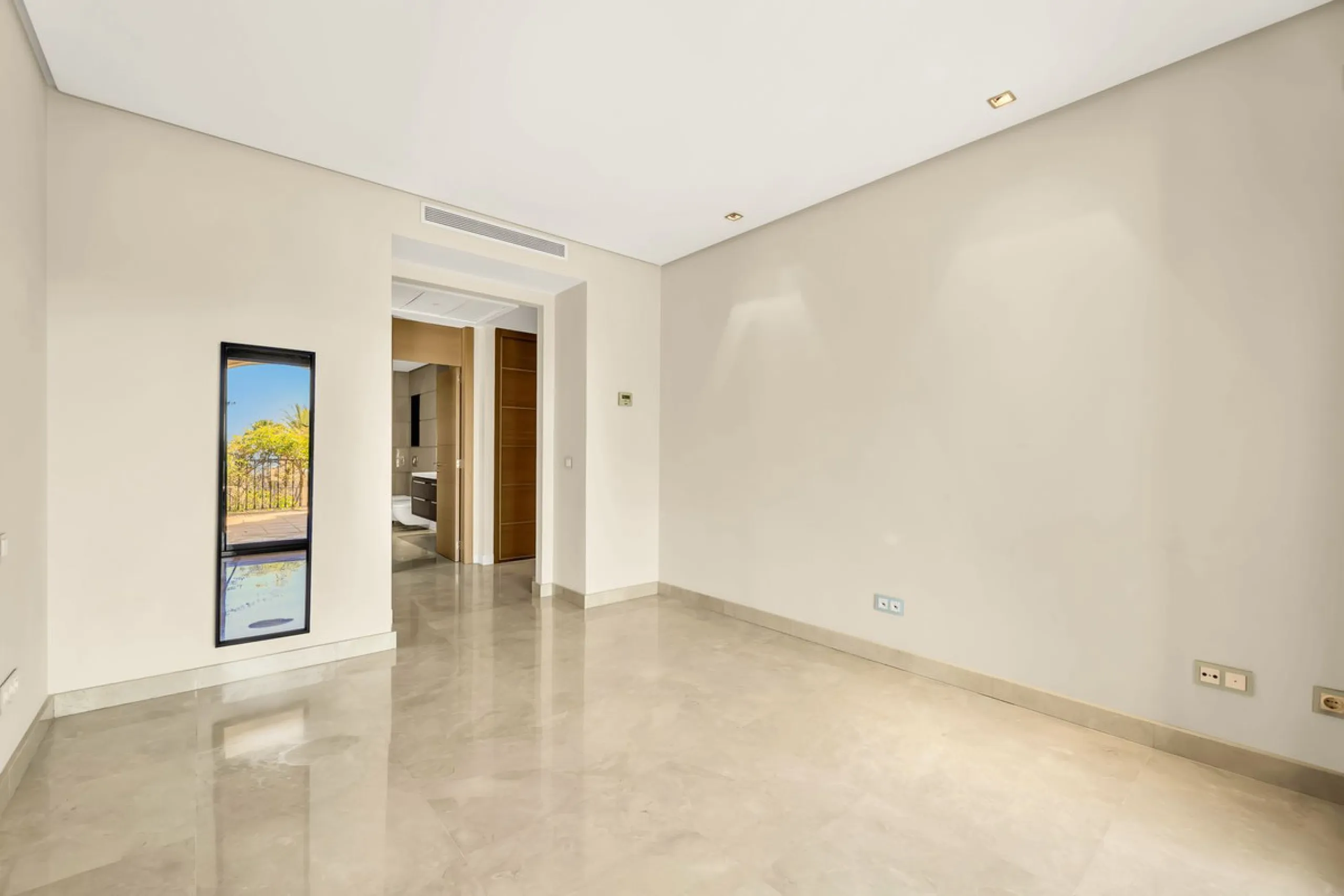Luxury and spacious 3 bedrooms, 3 bathrooms apartment with nice sea views, situated in a private gated urbanization: Buenavista de La Quinta. This apartment is located in a small complex of 6 apartments in a rather unique and distinctive architectural sty