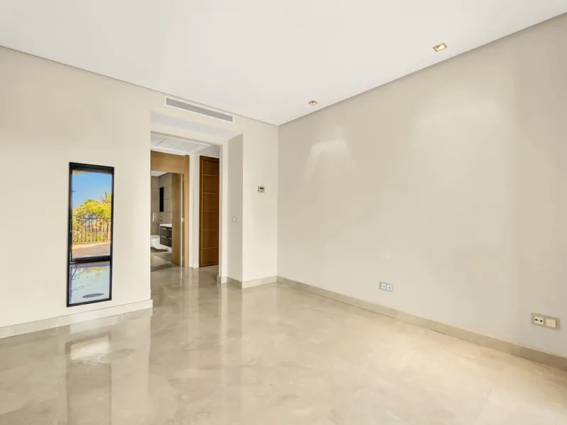 Luxury and spacious 3 bedrooms, 3 bathrooms apartment with nice sea views, situated in a private gated urbanization: Buenavista de La Quinta. This apartment is located in a small complex of 6 apartments in a rather unique and distinctive architectural sty
