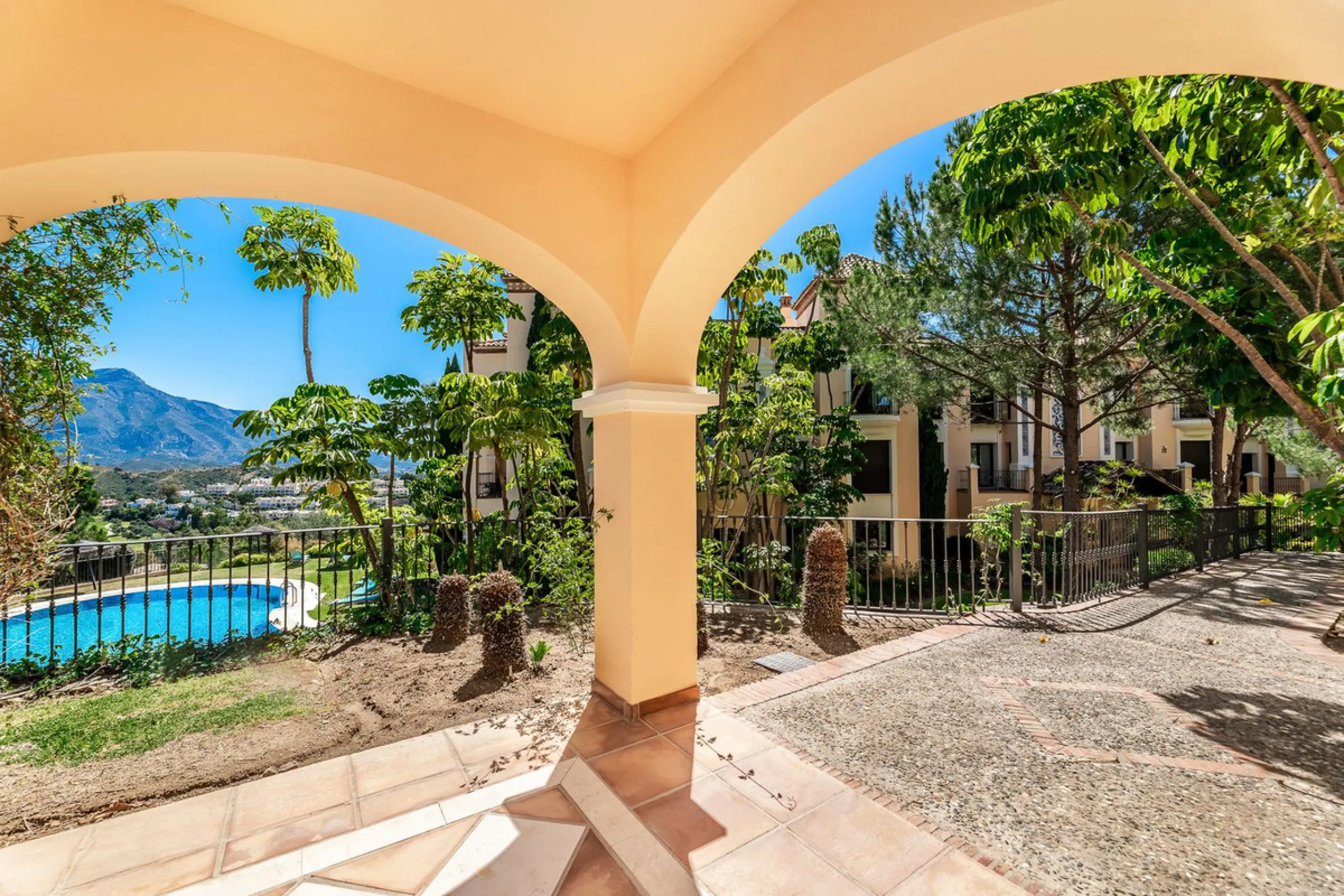 Luxury and spacious 3 bedrooms, 3 bathrooms apartment with nice sea views, situated in a private gated urbanization: Buenavista de La Quinta. This apartment is located in a small complex of 6 apartments in a rather unique and distinctive architectural sty