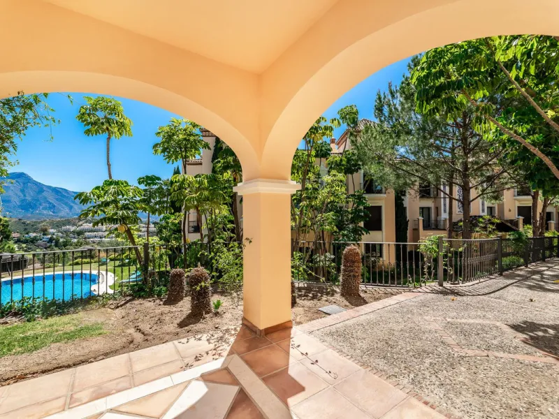 Luxury and spacious 3 bedrooms, 3 bathrooms apartment with nice sea views, situated in a private gated urbanization: Buenavista de La Quinta. This apartment is located in a small complex of 6 apartments in a rather unique and distinctive architectural sty