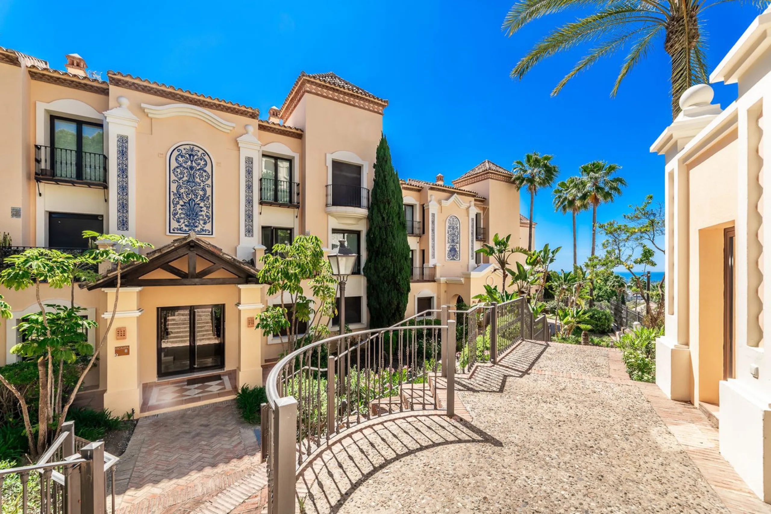 Luxury and spacious 3 bedrooms, 3 bathrooms apartment with nice sea views, situated in a private gated urbanization: Buenavista de La Quinta. This apartment is located in a small complex of 6 apartments in a rather unique and distinctive architectural sty