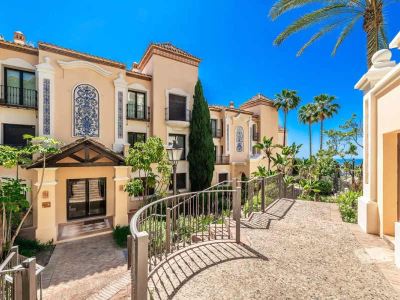 Luxury and spacious 3 bedrooms, 3 bathrooms apartment with nice sea views, situated in a private gated urbanization: Buenavista de La Quinta. This apartment is located in a small complex of 6 apartments in a rather unique and distinctive architectural sty