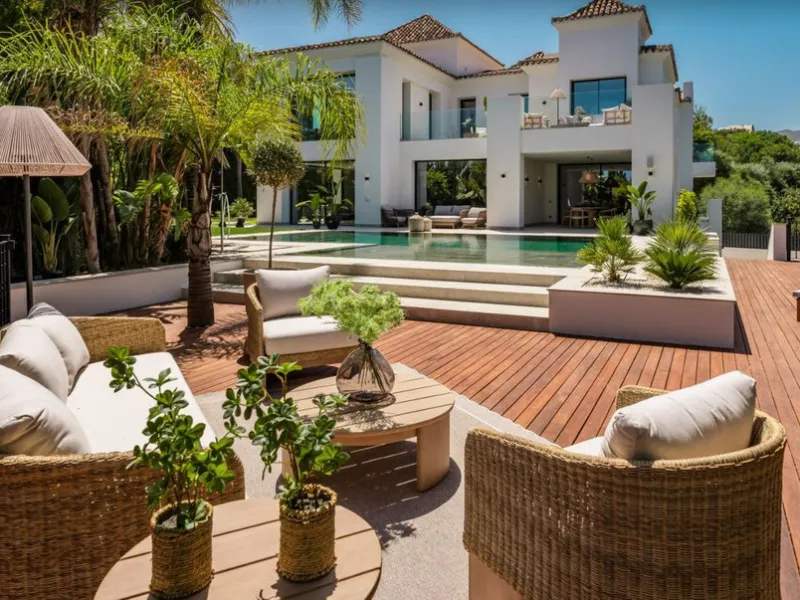 Nestled in the prestigious enclave of El Herrojo, within La Quinta, this remarkable six-bedroom villa embodies a seamless blend of traditional Andalusian charm and refined contemporary design. Recently refurbished to impeccable standards using premium mat