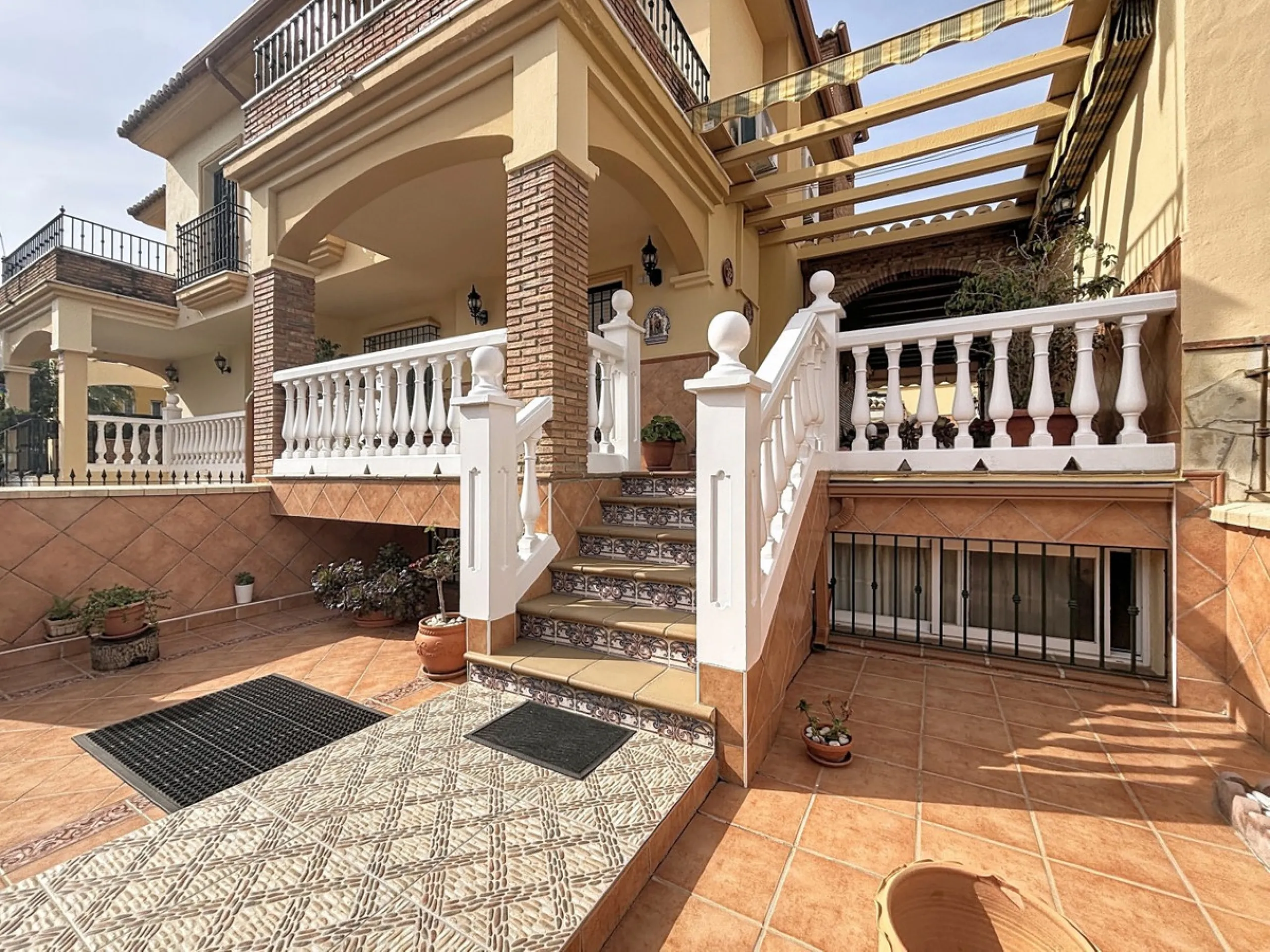 This beautiful 3-storey villa in Torre del Mar is presented, ideal for families looking for space, comfort and excellent location. On the first floor, we find a very bright and cozy living room, a toilet, and a separate kitchen-dining room, perfect for en