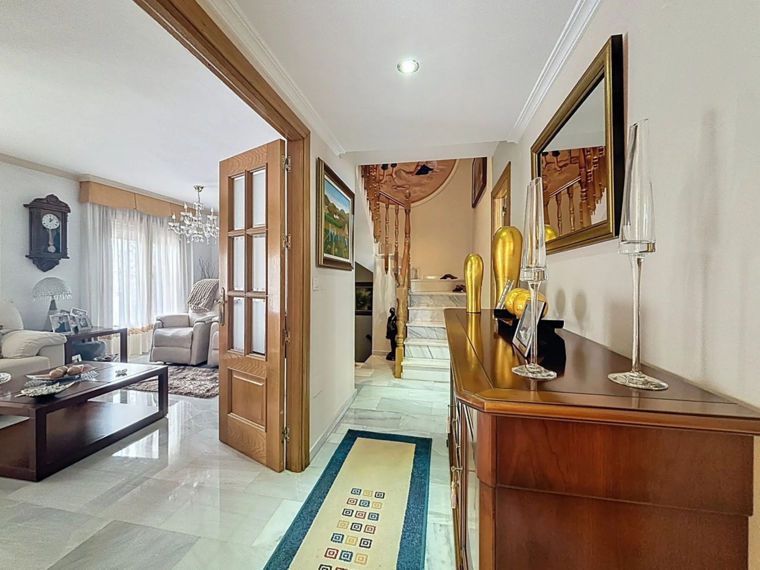 This beautiful 3-storey villa in Torre del Mar is presented, ideal for families looking for space, comfort and excellent location. On the first floor, we find a very bright and cozy living room, a toilet, and a separate kitchen-dining room, perfect for en