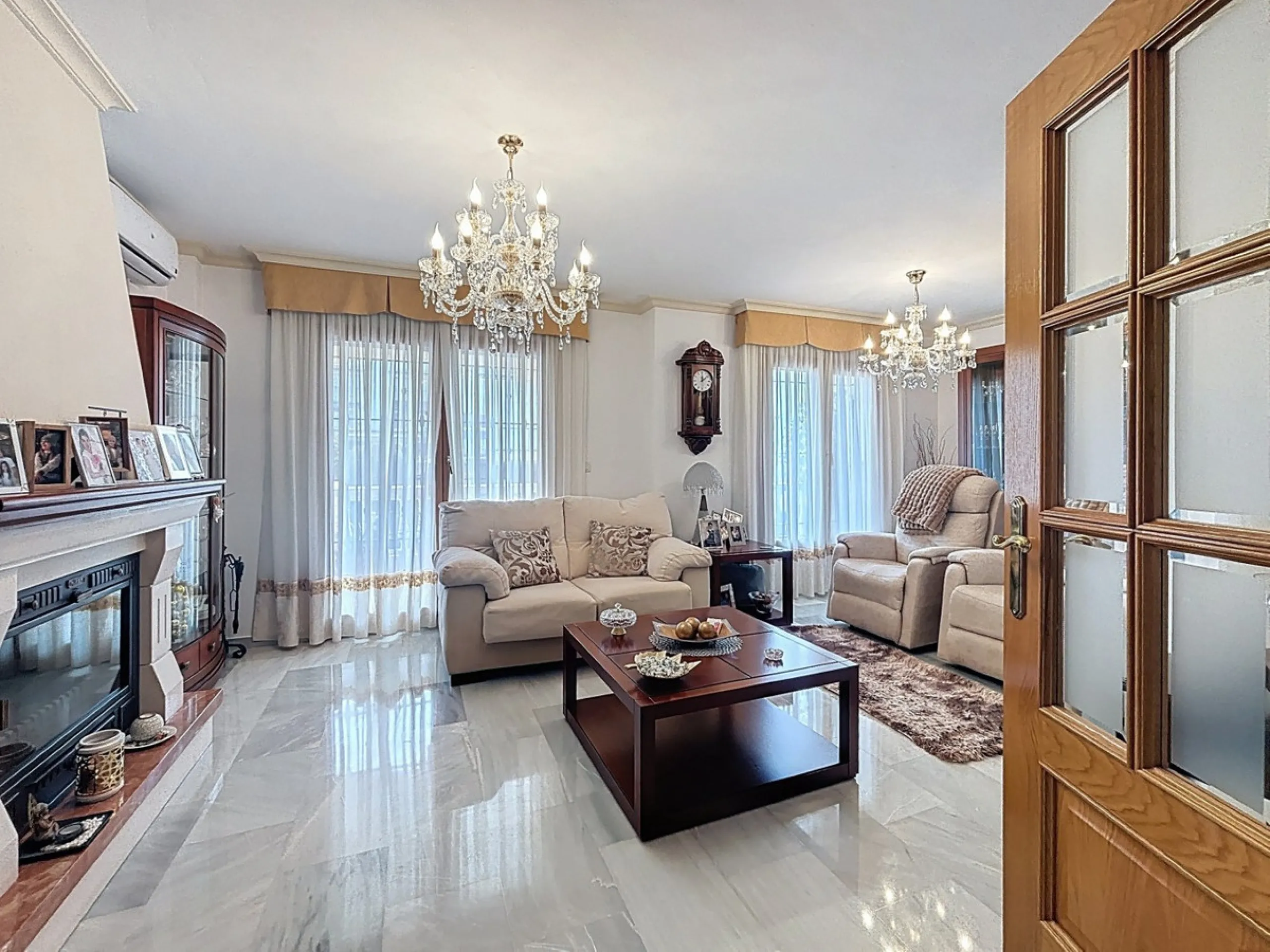 This beautiful 3-storey villa in Torre del Mar is presented, ideal for families looking for space, comfort and excellent location. On the first floor, we find a very bright and cozy living room, a toilet, and a separate kitchen-dining room, perfect for en