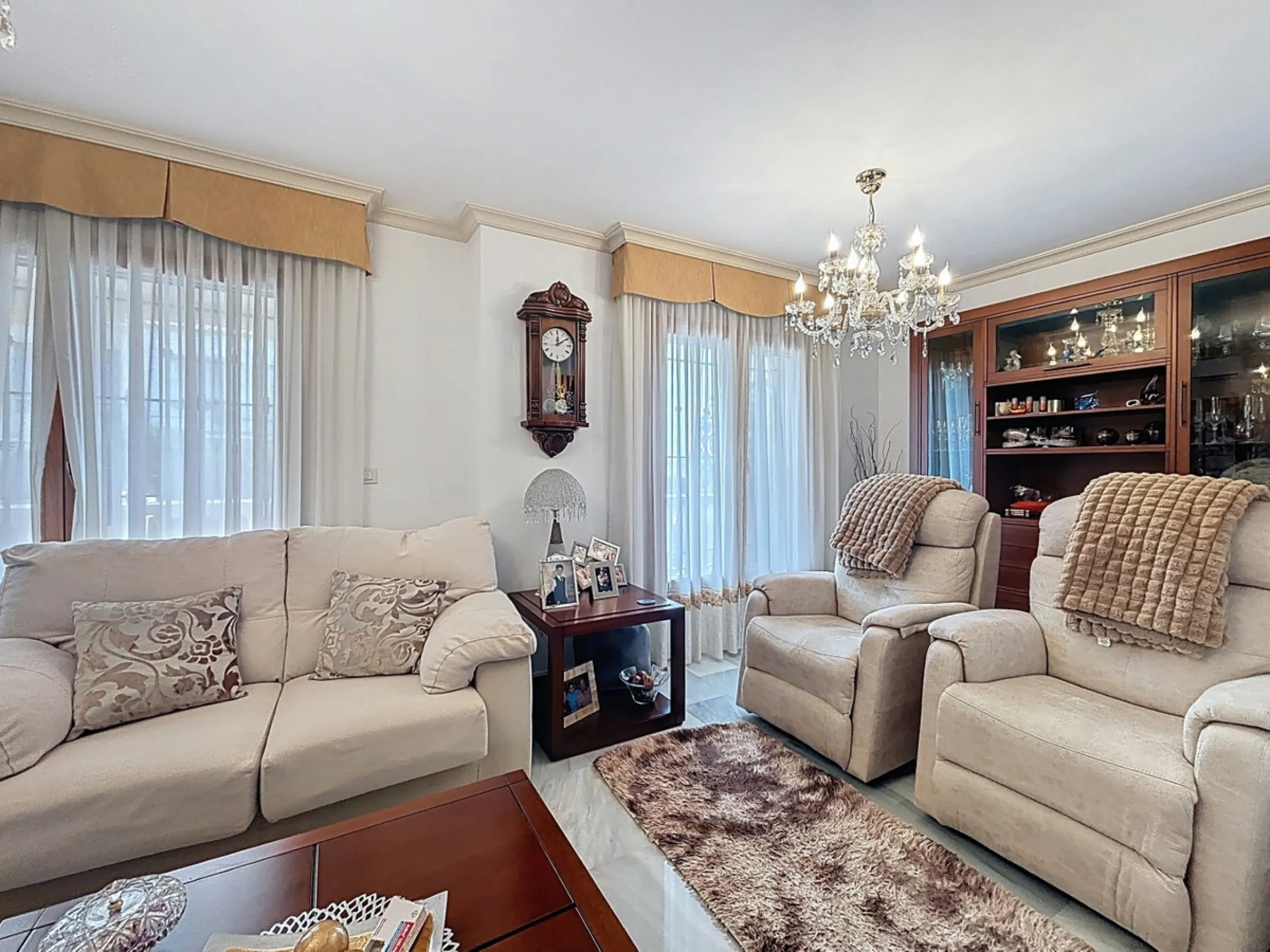 This beautiful 3-storey villa in Torre del Mar is presented, ideal for families looking for space, comfort and excellent location. On the first floor, we find a very bright and cozy living room, a toilet, and a separate kitchen-dining room, perfect for en