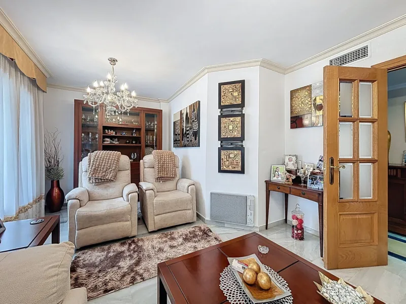 This beautiful 3-storey villa in Torre del Mar is presented, ideal for families looking for space, comfort and excellent location. On the first floor, we find a very bright and cozy living room, a toilet, and a separate kitchen-dining room, perfect for en