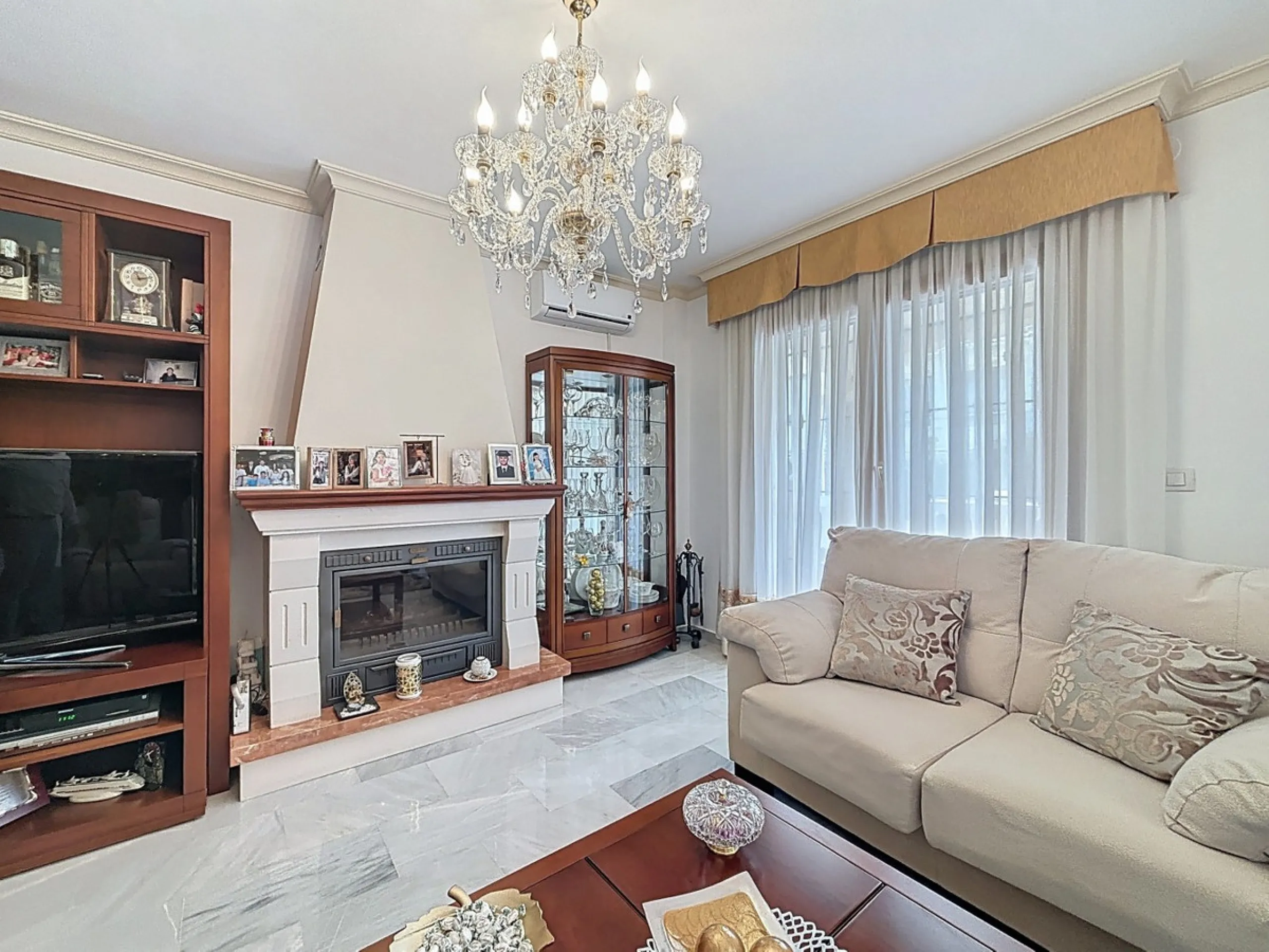This beautiful 3-storey villa in Torre del Mar is presented, ideal for families looking for space, comfort and excellent location. On the first floor, we find a very bright and cozy living room, a toilet, and a separate kitchen-dining room, perfect for en