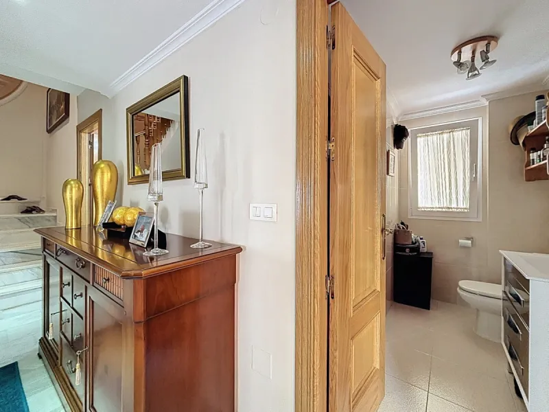 This beautiful 3-storey villa in Torre del Mar is presented, ideal for families looking for space, comfort and excellent location. On the first floor, we find a very bright and cozy living room, a toilet, and a separate kitchen-dining room, perfect for en