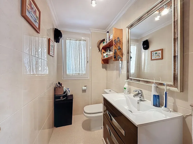This beautiful 3-storey villa in Torre del Mar is presented, ideal for families looking for space, comfort and excellent location. On the first floor, we find a very bright and cozy living room, a toilet, and a separate kitchen-dining room, perfect for en