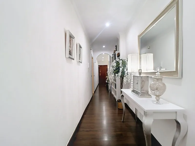 Apartment - Middle Floor Apartment в продаже в Málaga, Málaga. В доме 3 спален и 2 ванных комнат. Площадь дома 148 м²