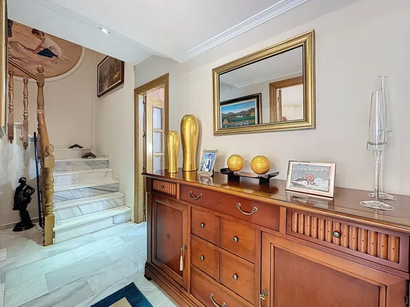 This beautiful 3-storey villa in Torre del Mar is presented, ideal for families looking for space, comfort and excellent location. On the first floor, we find a very bright and cozy living room, a toilet, and a separate kitchen-dining room, perfect for en