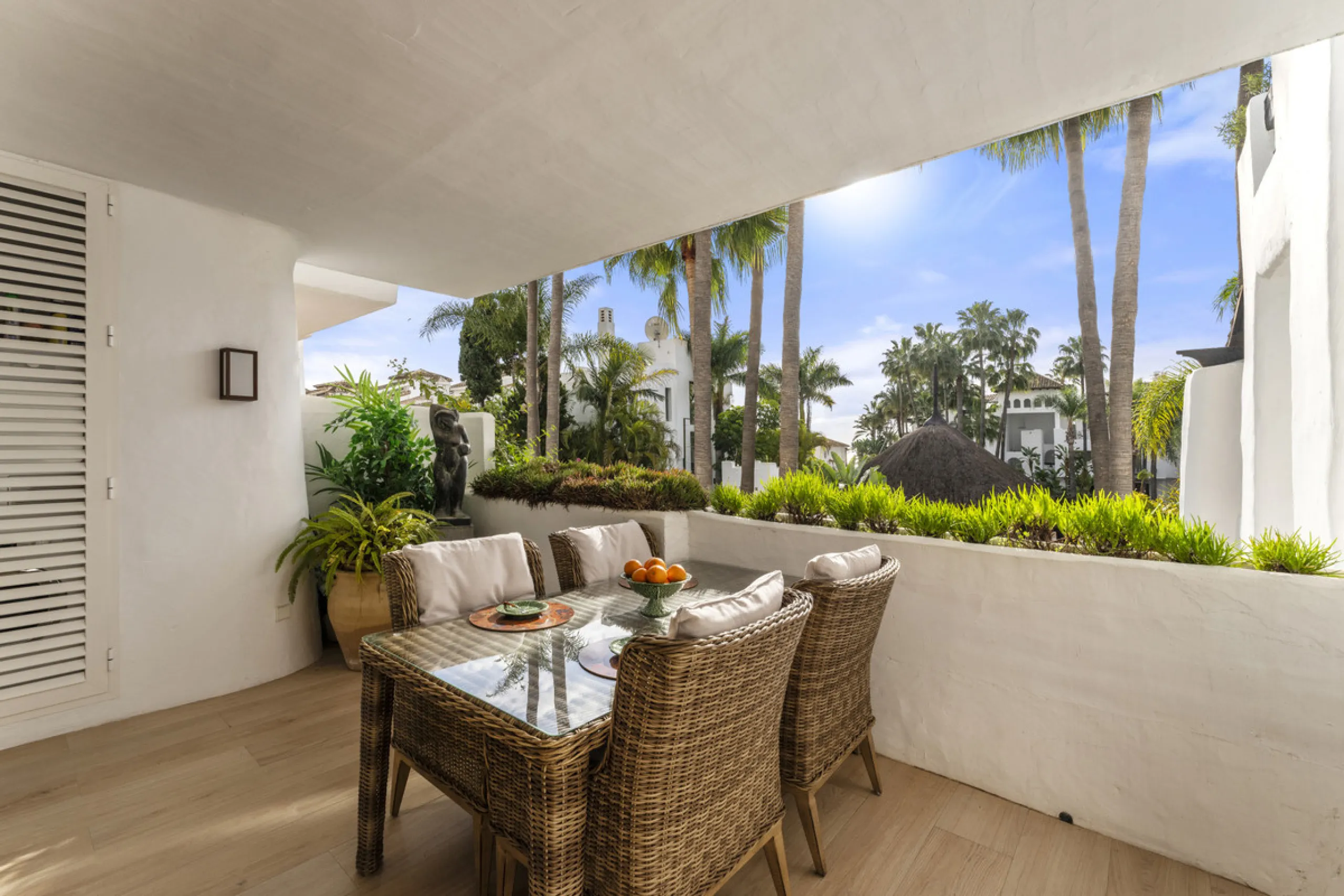 Located in the prestigious Puente Romano area, this exquisite three-bedroom apartment offers a sophisticated blend of comfort and elegance in one of Marbella's most sought-after locations. Just a short distance from renowned fine dining restaurants, luxur